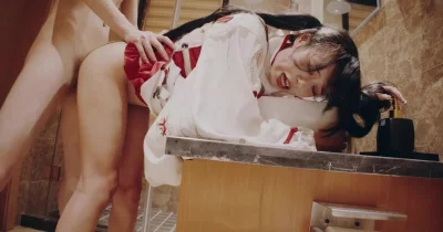 完美臀腰比人小屁股大被按在洗脸盆上干到潮喷
