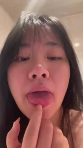人前文静可爱私下情欲母狗，反差感拉满，还是少妇会玩