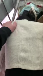 小区楼道后入少妇人妻 脱裤子就干